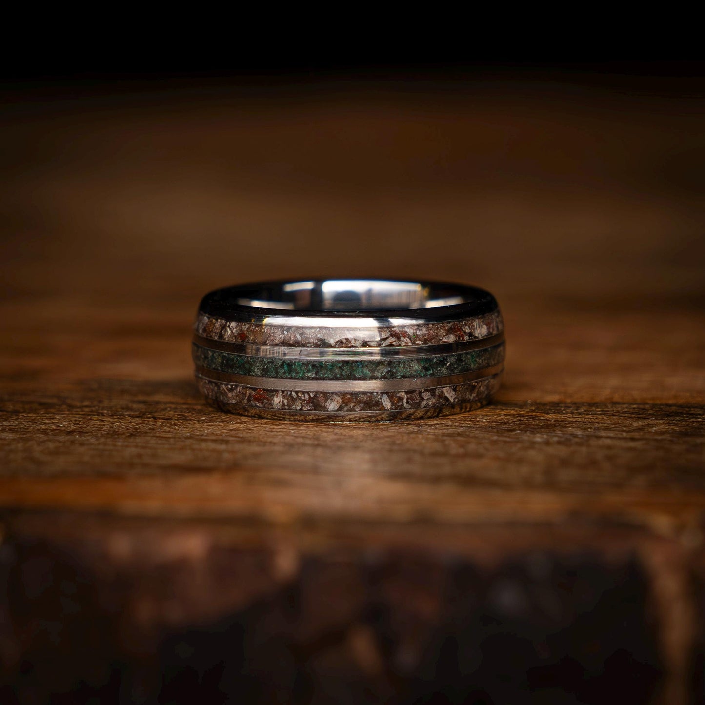 Tungsten ring gevuld met Mosagaat en Dinosaurus fossiel 8 mm