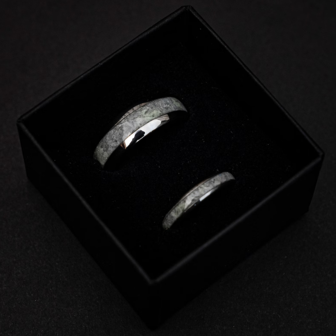 Zilveren tungsten ronde ring gevuld met maansteen