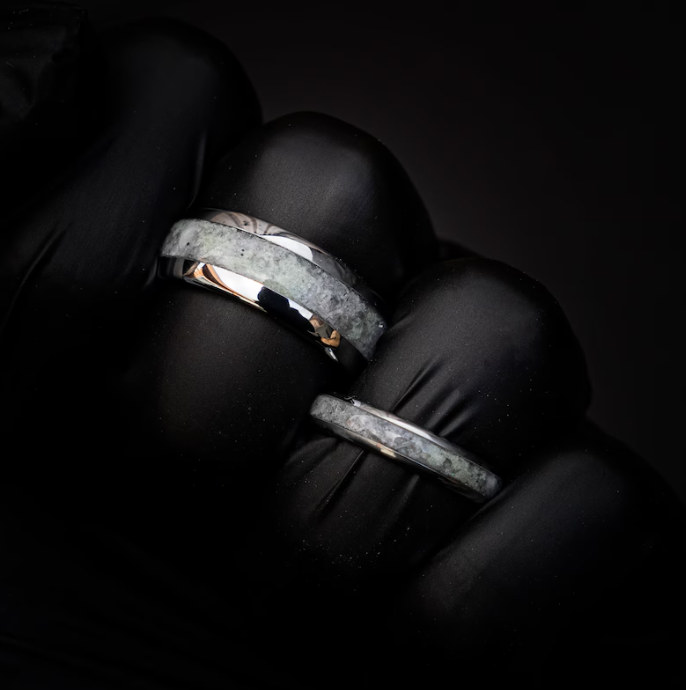 Zilveren tungsten ronde ring gevuld met maansteen