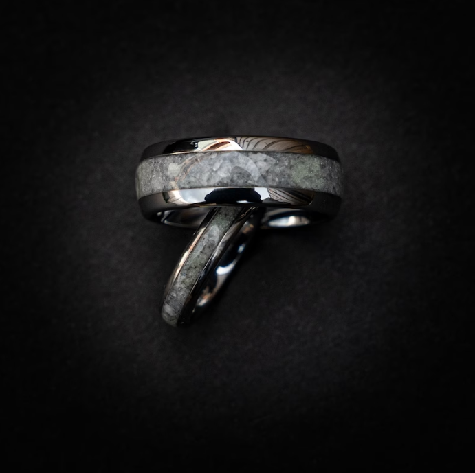 Zilveren tungsten ronde ring gevuld met maansteen