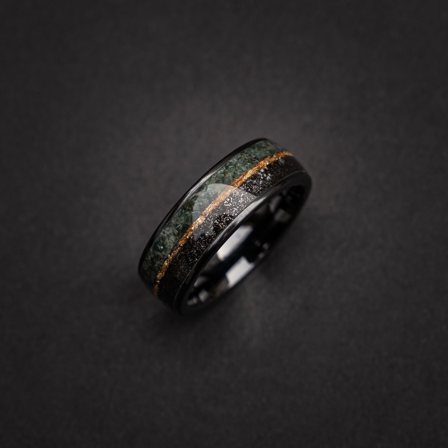 Zwarte_keramische_ring_gevuld_met_Muonionalusta_Meteoriet_Mosagaat_gescheiden_door_een_18_karaats_bladgoud_lijn_8_mm_breed