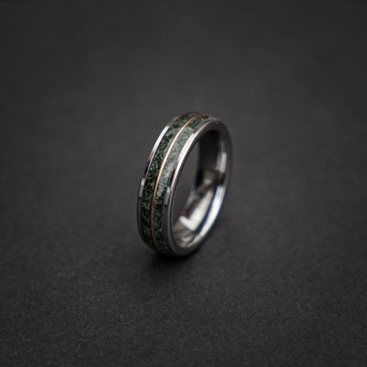 Zilveren tungsten platte ring gevuld met Mosagaat en een 18 karaats rose gouden middel lijn 6 mm