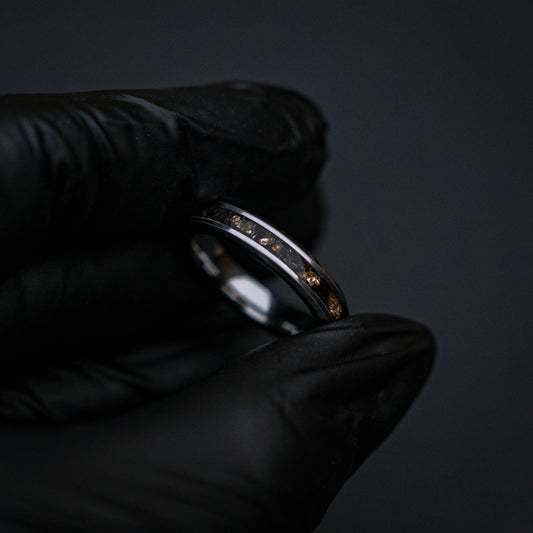 Zilveren tungsten ring met Muonionalusta Meteoriet gemixt met 18 Karaats Bladgoud 4 mm