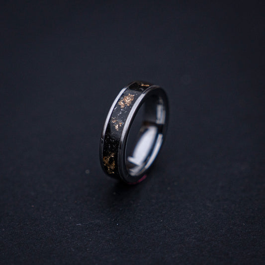 Zilveren tungsten ring met Muonionalusta Meteoriet gemixt met 18 Karaats Bladgoud 6 mm
