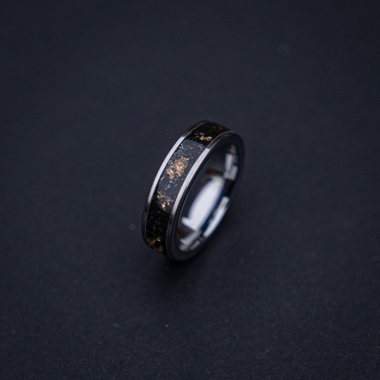 Zilveren tungsten ring met Muonionalusta Meteoriet gemixt met 18 Karaats Bladgoud 6 mm