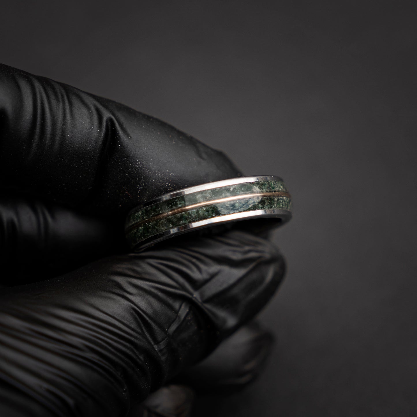 Zilveren tungsten platte ring gevuld met Mosagaat en een 18 karaats rose gouden middel lijn 6 mm